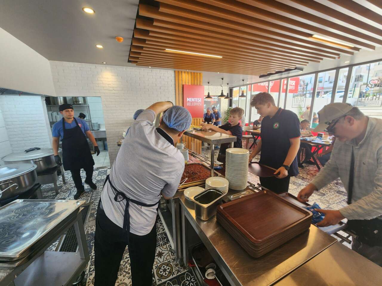 Muğla’da 4 Çeşit Yemek İçin Uzun Kuyruklar: Kent Lokantası 21 Günde 21 Bin Kişiye Hizmet Verdi 6